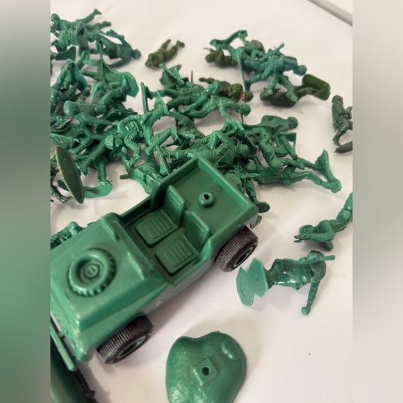 Vintage Green ARMY MEN Soldiers Green /light Green Mix 61 Piece 55 Men - Picture 7 of 8